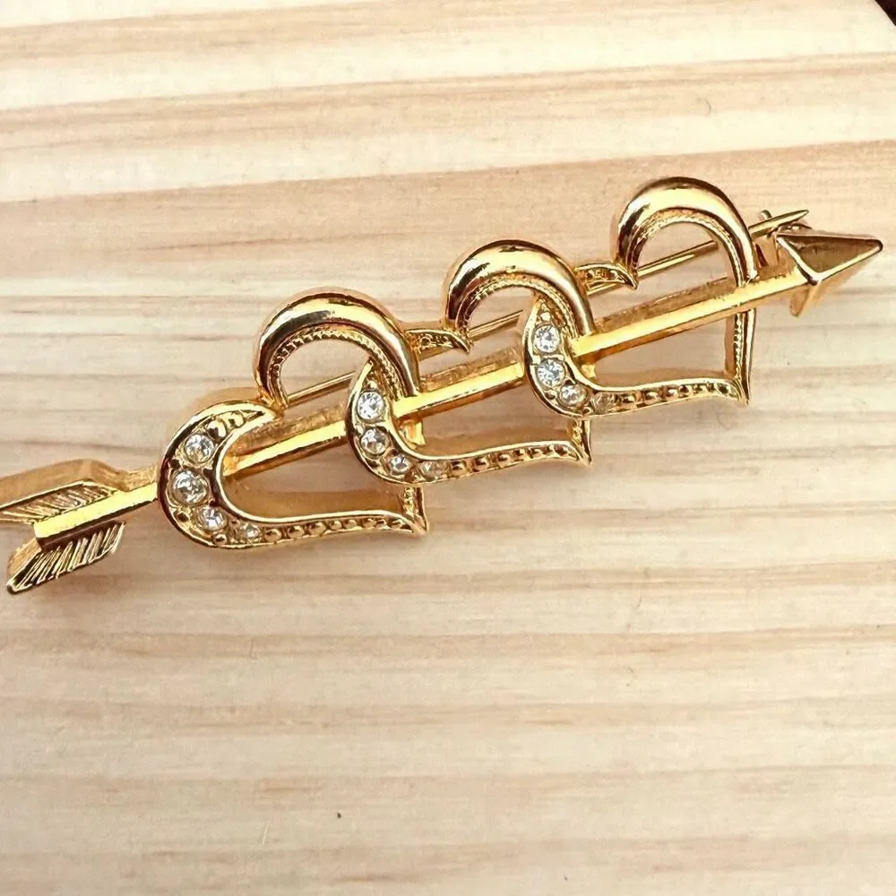Avon Gold Tone Heart & Arrow Rhinestone Brooch